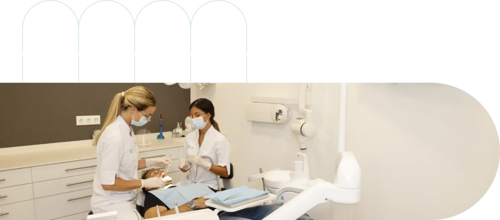 Profesionales de Mima Centre Dental durante una consulta odontológica