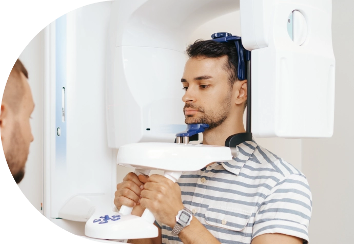 Paciente realizando una prueba de radiología dental 3D CBCT